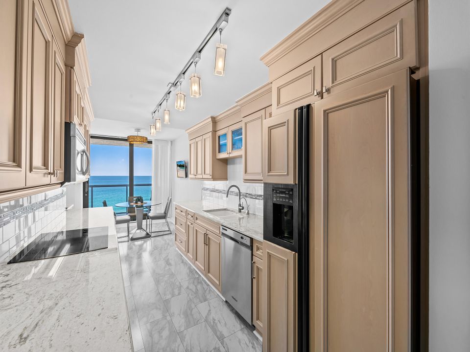 Под контрактом: $2,550,000 (2 спален, 2 ванн, 2050 Квадратных фут)