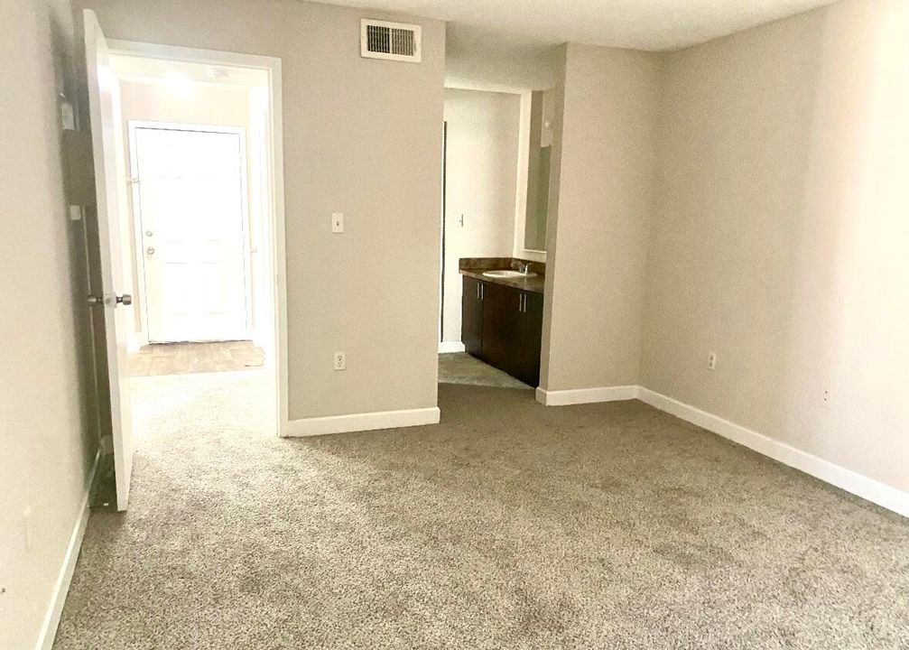 出租: $1,730 (1 贝兹, 1 浴室, 800 平方英尺)