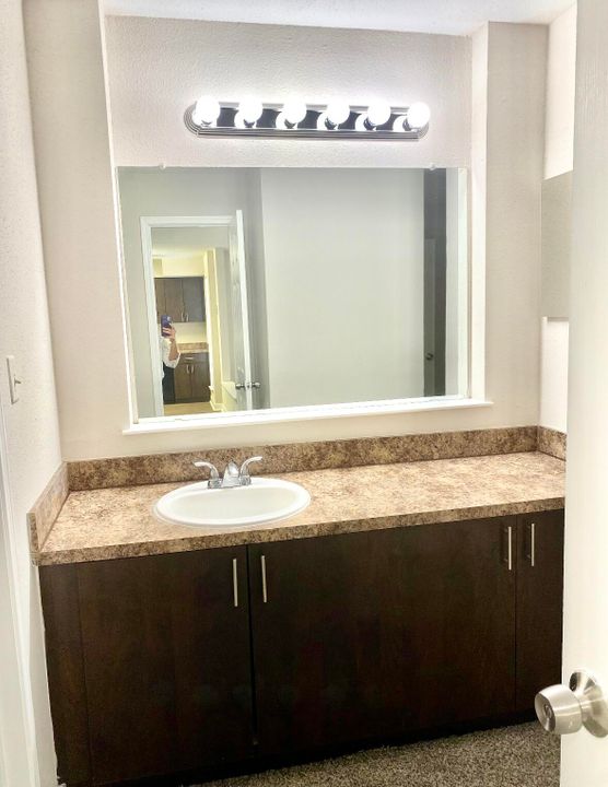 出租: $1,730 (1 贝兹, 1 浴室, 800 平方英尺)