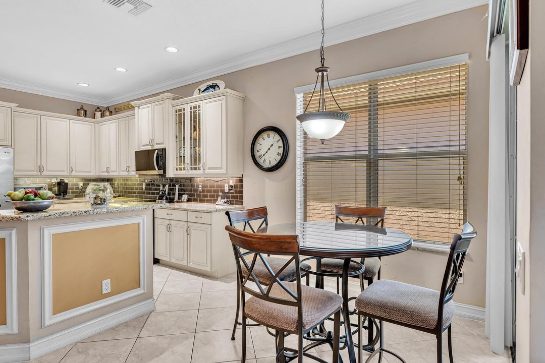 На продажу: $695,000 (3 спален, 2 ванн, 2210 Квадратных фут)