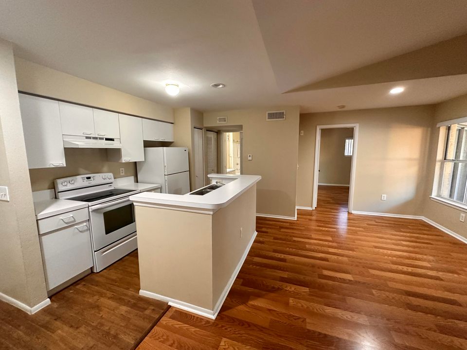 Recently Rented: $1,650 (1 beds, 1 baths, 745 Square Feet)