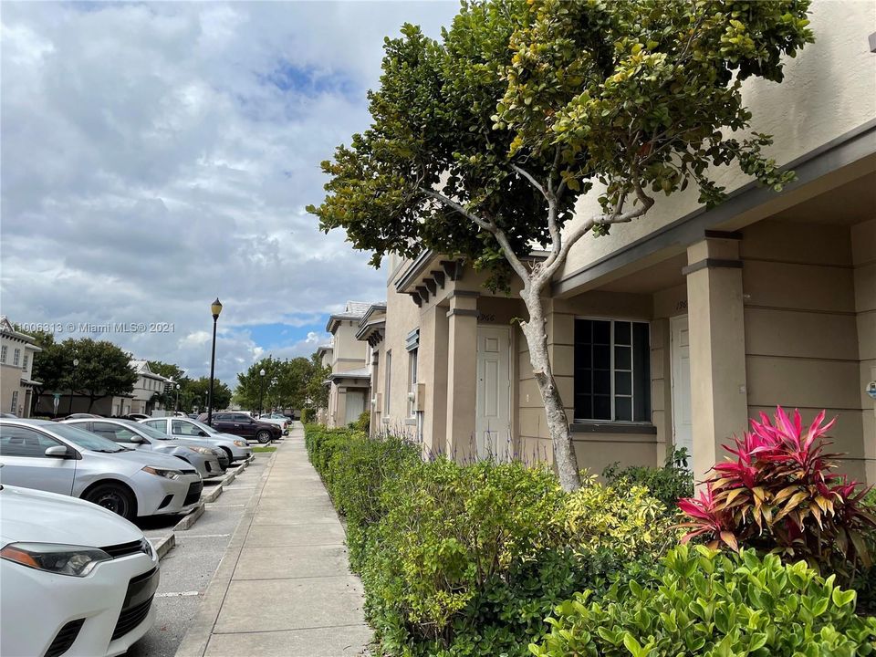 Под контрактом: $1,825 (3 спален, 2 ванн, 1049 Квадратных фут)