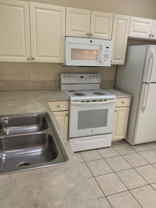 Под контрактом: $1,825 (3 спален, 2 ванн, 1049 Квадратных фут)