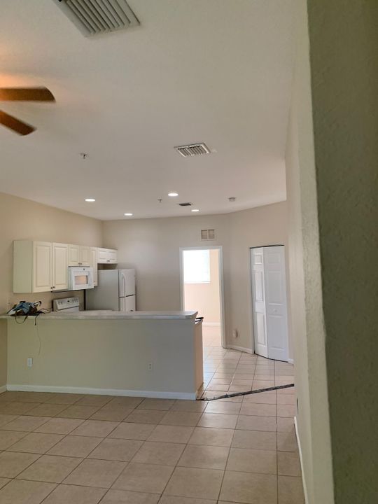 Под контрактом: $1,825 (3 спален, 2 ванн, 1049 Квадратных фут)