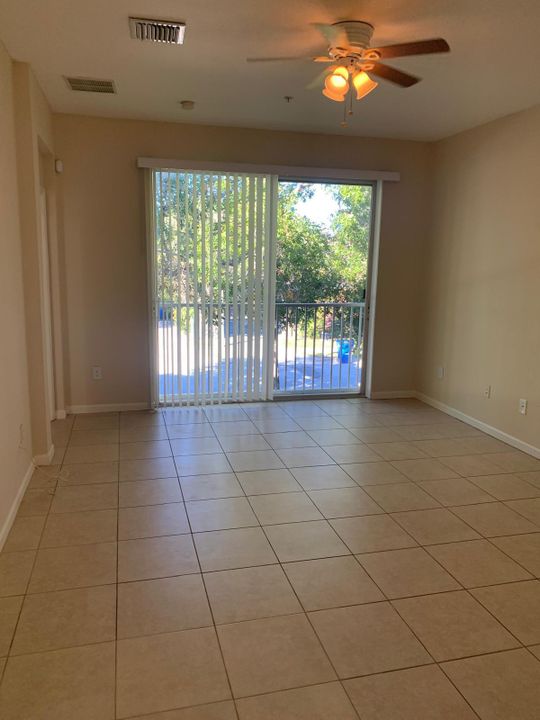 Под контрактом: $1,825 (3 спален, 2 ванн, 1049 Квадратных фут)