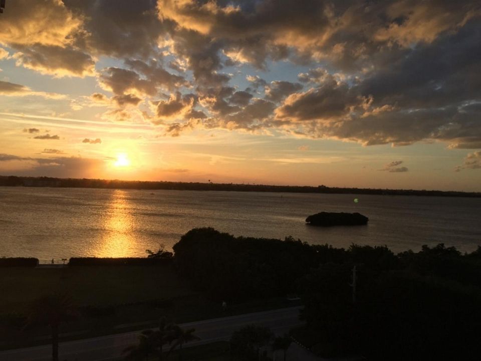 Active With Contract: $299,900 (1 beds, 1 baths, 1008 Square Feet)