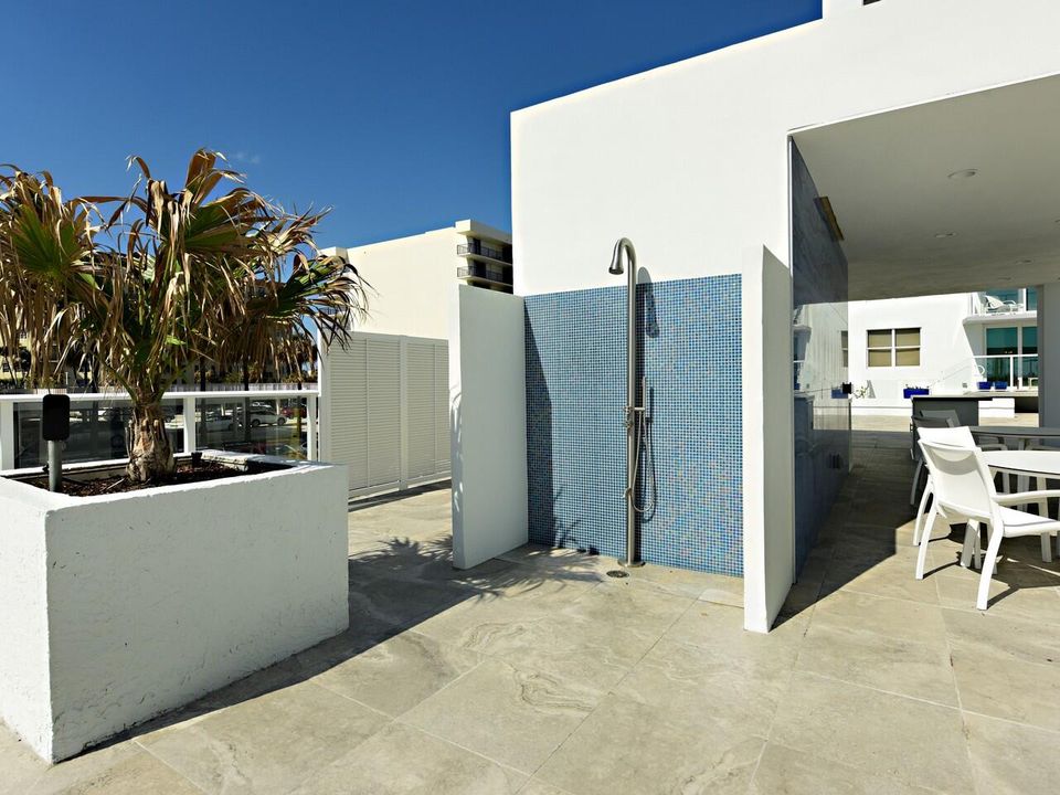 Active With Contract: $299,900 (1 beds, 1 baths, 1008 Square Feet)