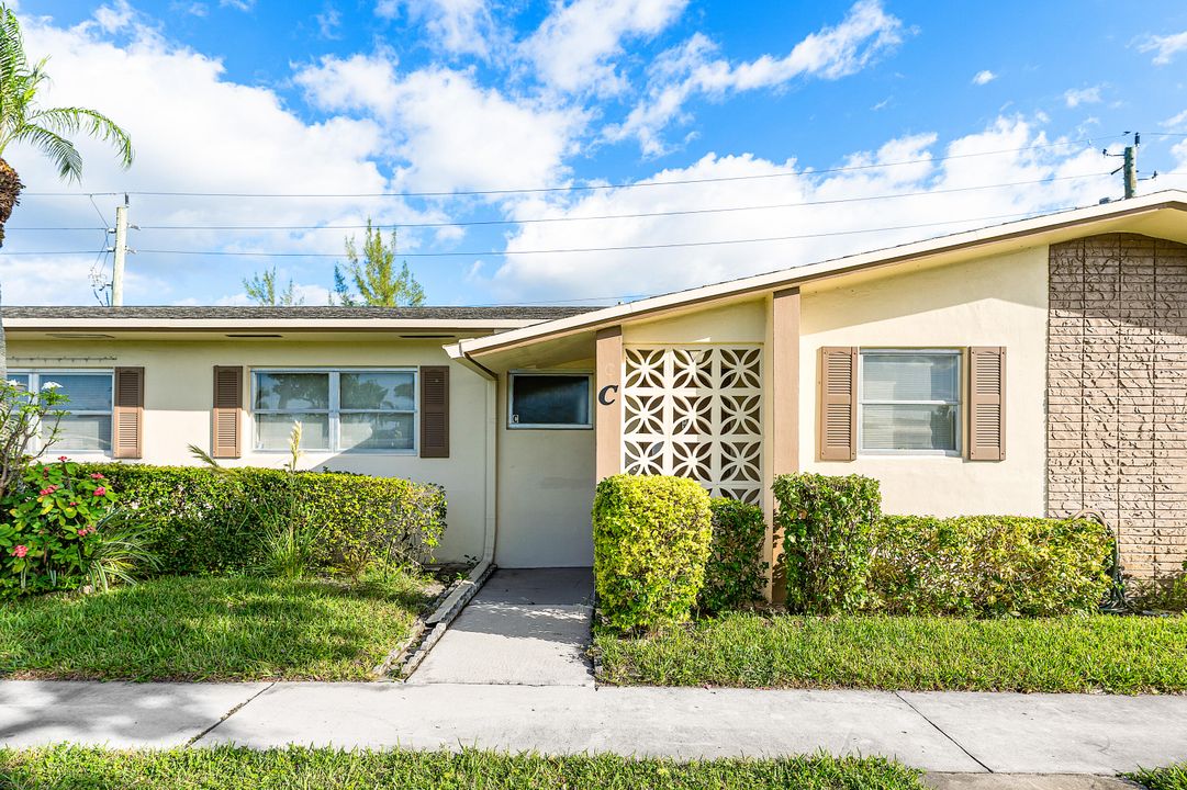 Active With Contract: $145,000 (2 beds, 2 baths, 910 Square Feet)
