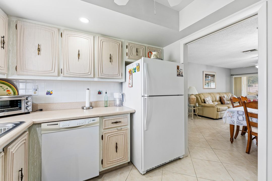 Active With Contract: $145,000 (2 beds, 2 baths, 910 Square Feet)