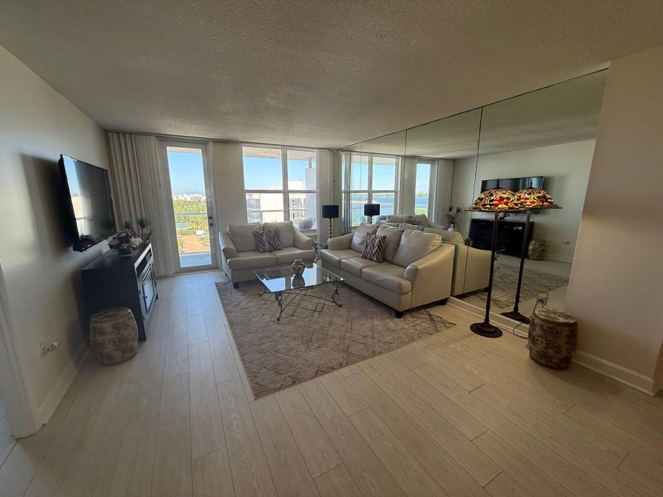 Active With Contract: $299,900 (1 beds, 1 baths, 1008 Square Feet)