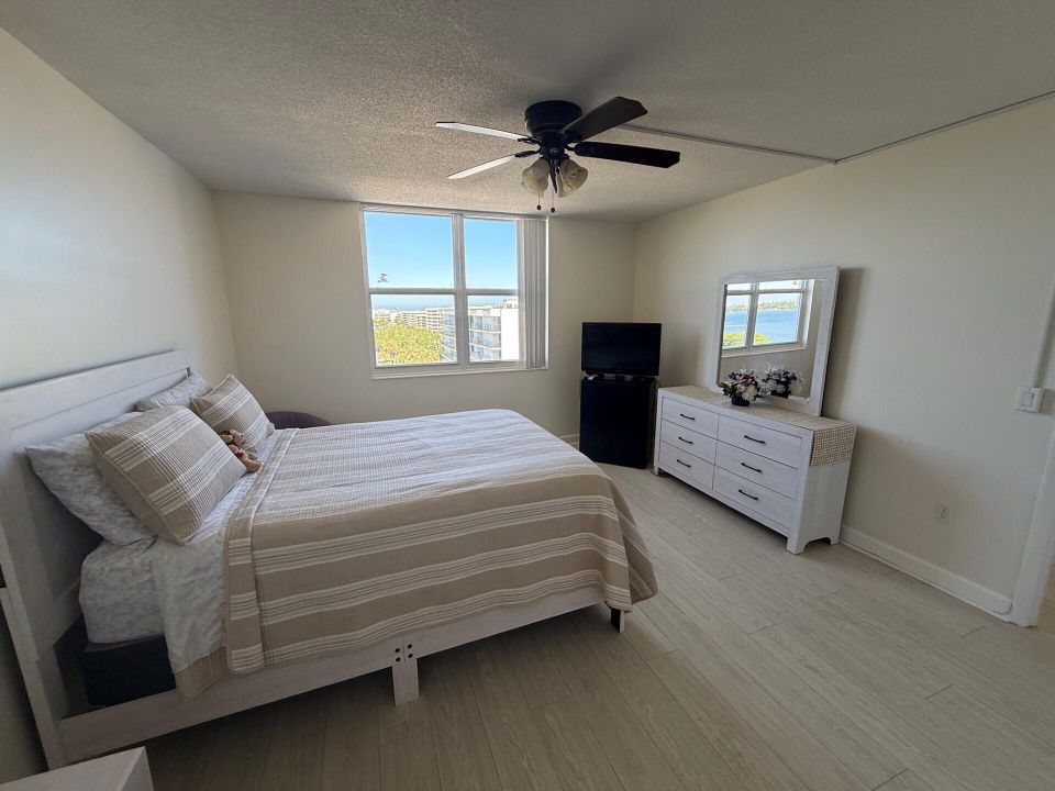 Active With Contract: $299,900 (1 beds, 1 baths, 1008 Square Feet)