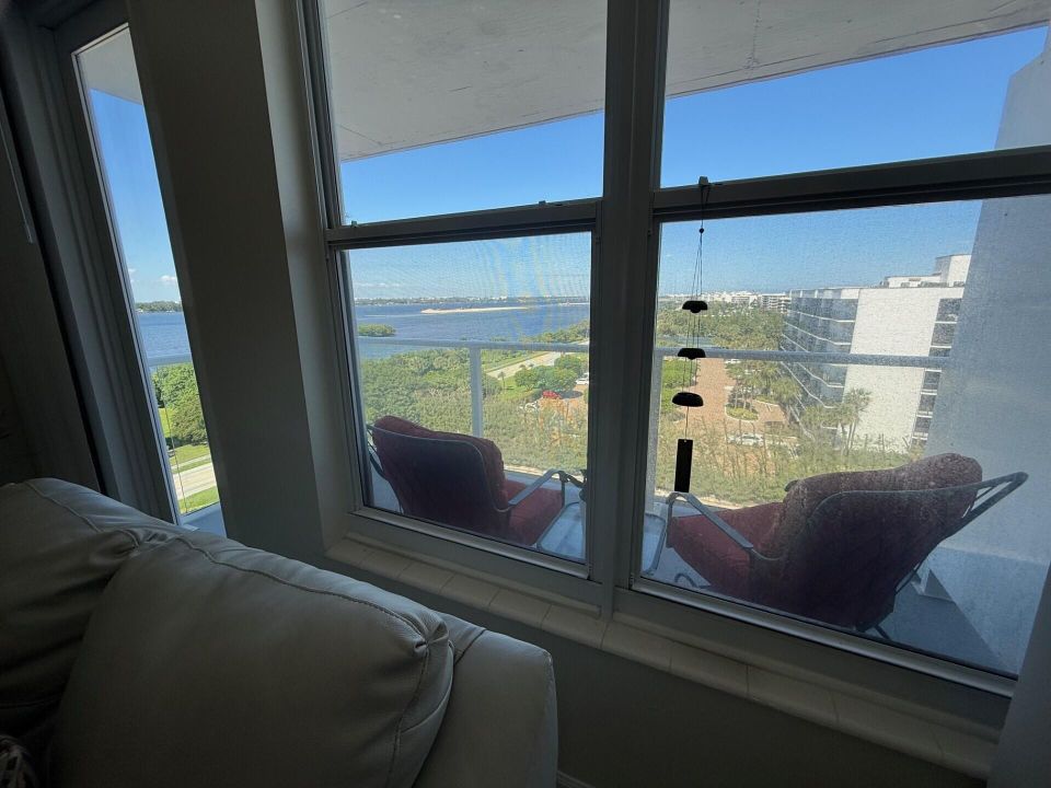 Active With Contract: $299,900 (1 beds, 1 baths, 1008 Square Feet)