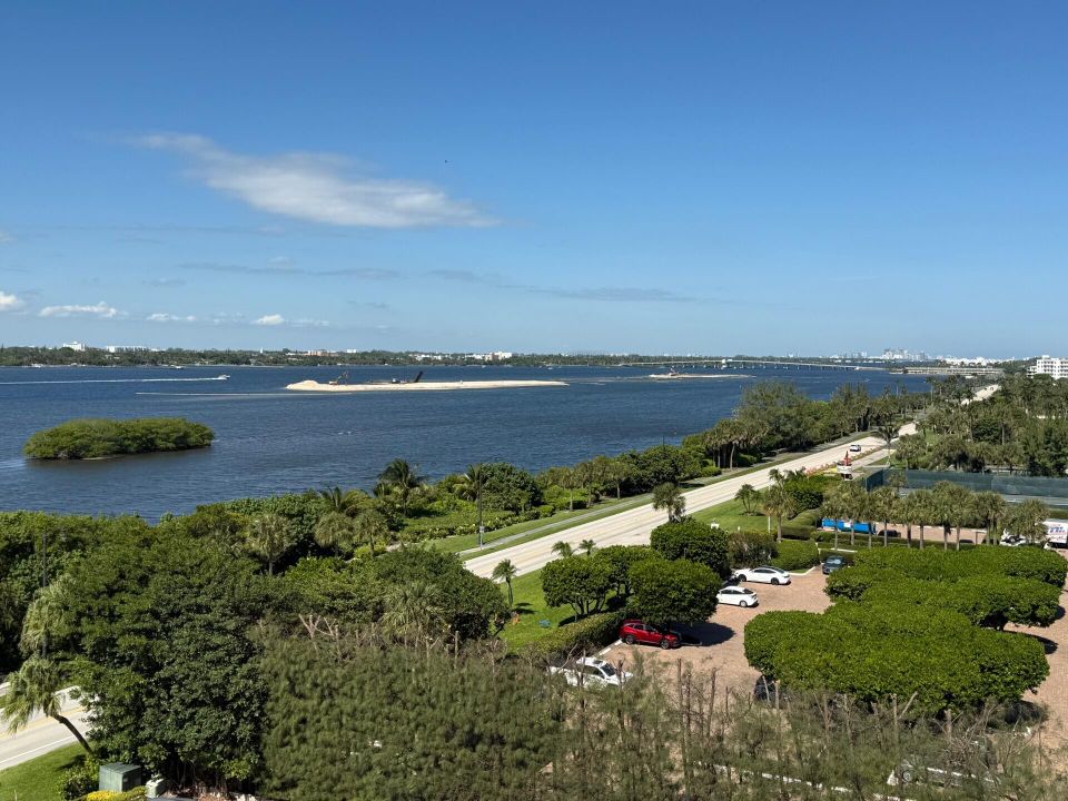 Active With Contract: $299,900 (1 beds, 1 baths, 1008 Square Feet)