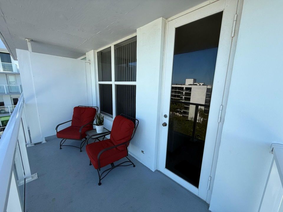 Active With Contract: $299,900 (1 beds, 1 baths, 1008 Square Feet)