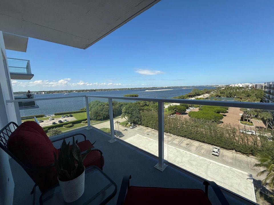 Active With Contract: $299,900 (1 beds, 1 baths, 1008 Square Feet)