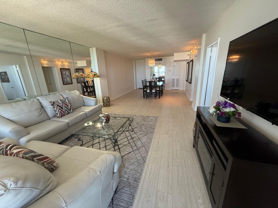 Active With Contract: $299,900 (1 beds, 1 baths, 1008 Square Feet)