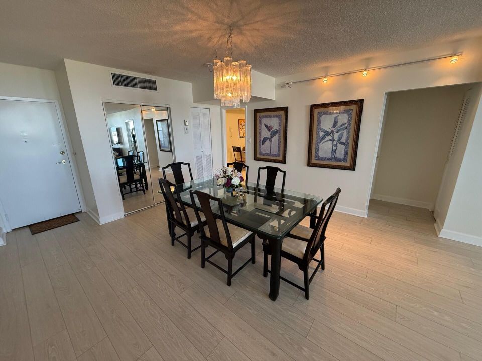 Active With Contract: $299,900 (1 beds, 1 baths, 1008 Square Feet)