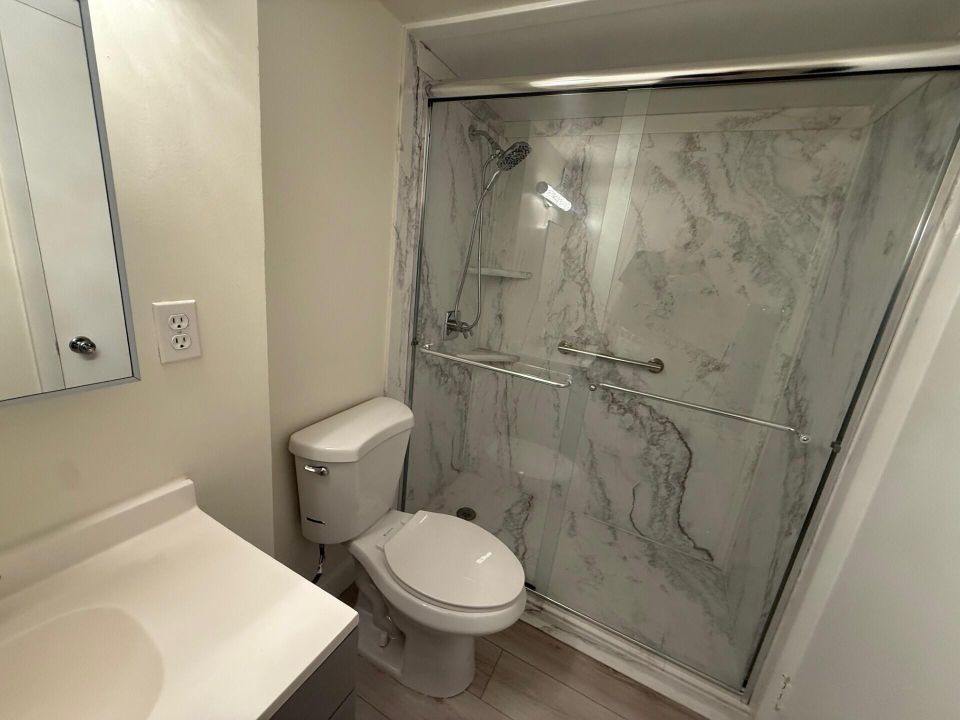 Active With Contract: $299,900 (1 beds, 1 baths, 1008 Square Feet)