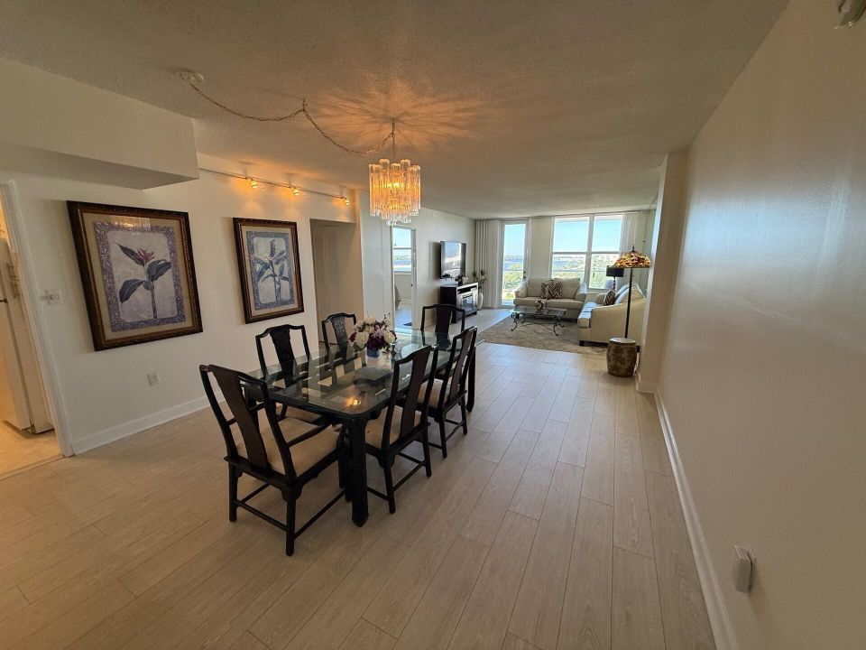 Active With Contract: $299,900 (1 beds, 1 baths, 1008 Square Feet)