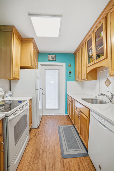 На продажу: $261,900 (2 спален, 1 ванн, 880 Квадратных фут)