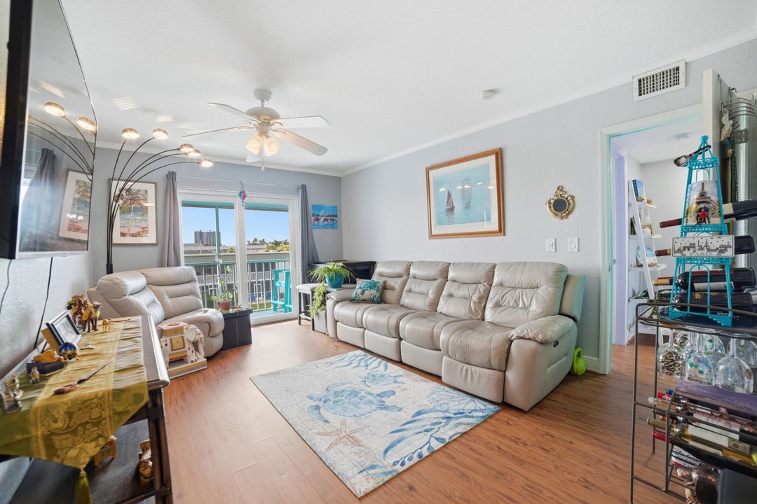 На продажу: $261,900 (2 спален, 1 ванн, 880 Квадратных фут)