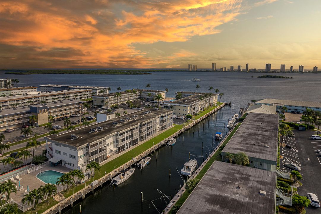 На продажу: $261,900 (2 спален, 1 ванн, 880 Квадратных фут)