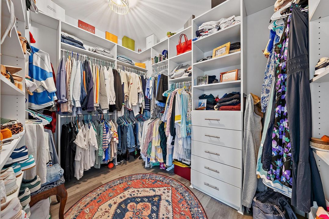 合同活跃: $15,000 (3 贝兹, 3 浴室, 2837 平方英尺)