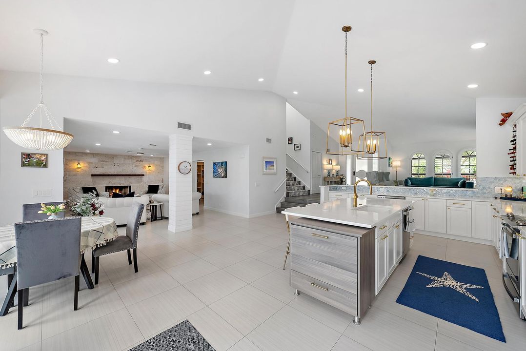 合同活跃: $15,000 (3 贝兹, 3 浴室, 2837 平方英尺)