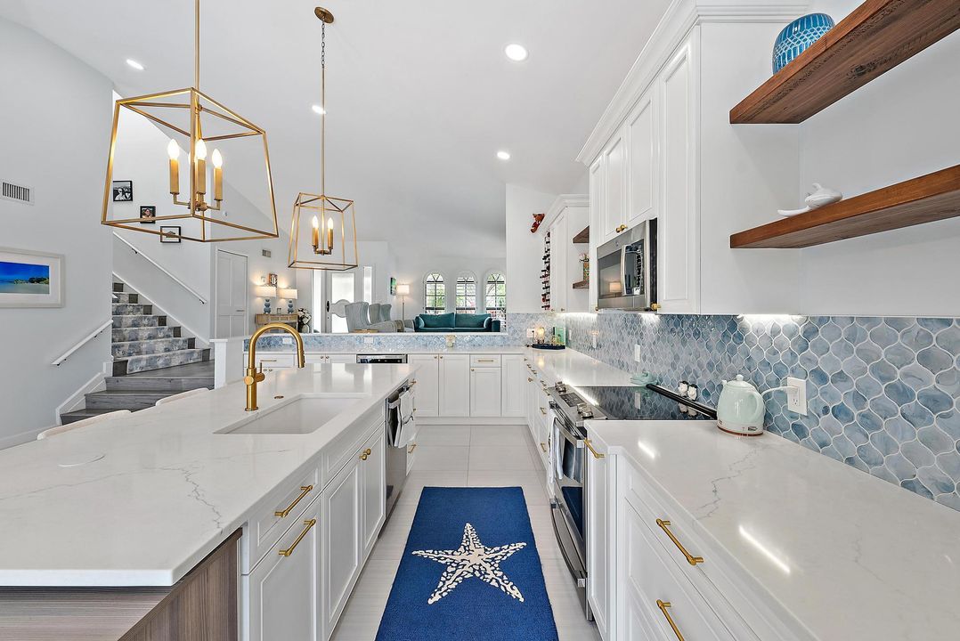 合同活跃: $15,000 (3 贝兹, 3 浴室, 2837 平方英尺)