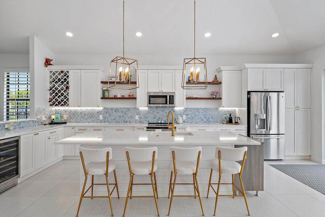 合同活跃: $15,000 (3 贝兹, 3 浴室, 2837 平方英尺)