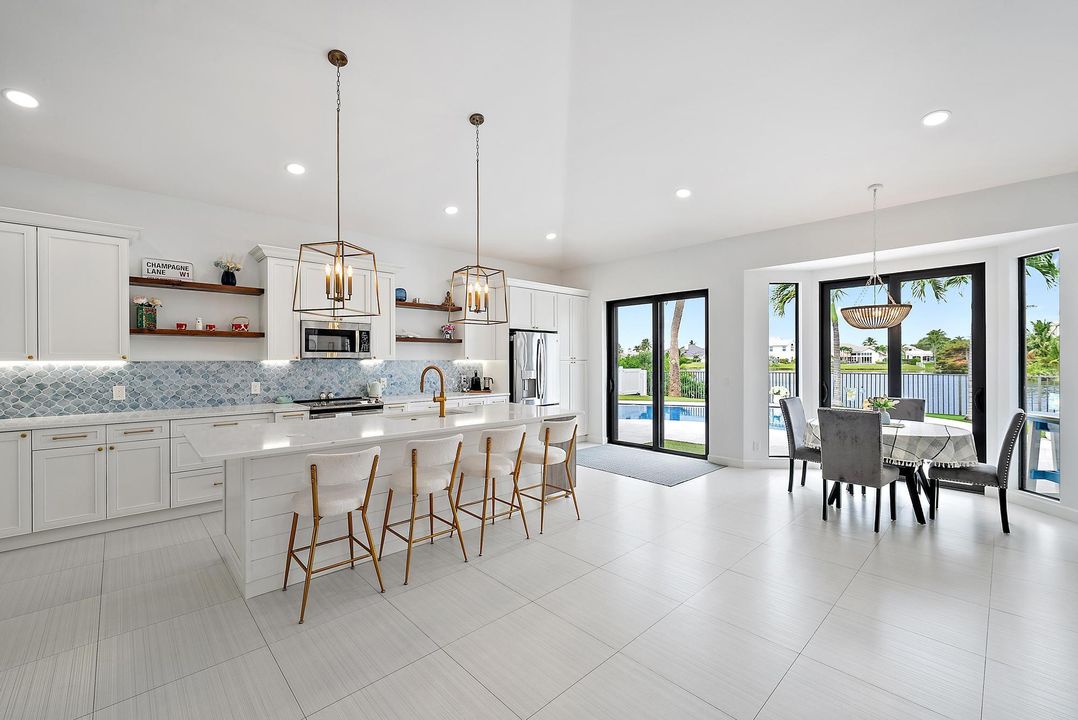 合同活跃: $15,000 (3 贝兹, 3 浴室, 2837 平方英尺)