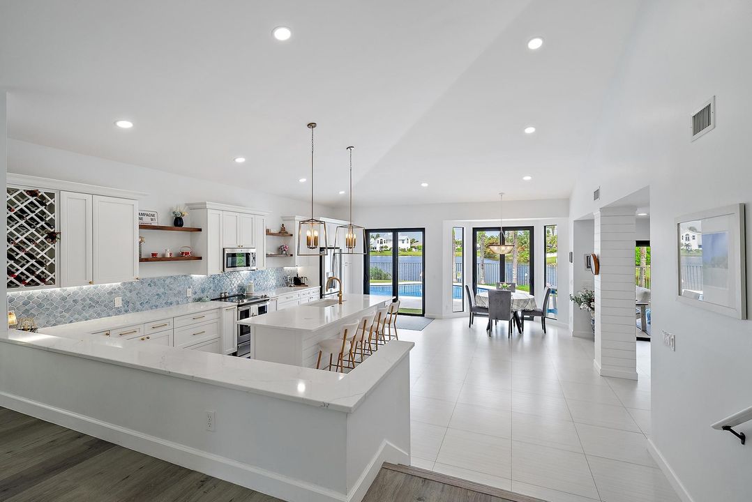 合同活跃: $15,000 (3 贝兹, 3 浴室, 2837 平方英尺)