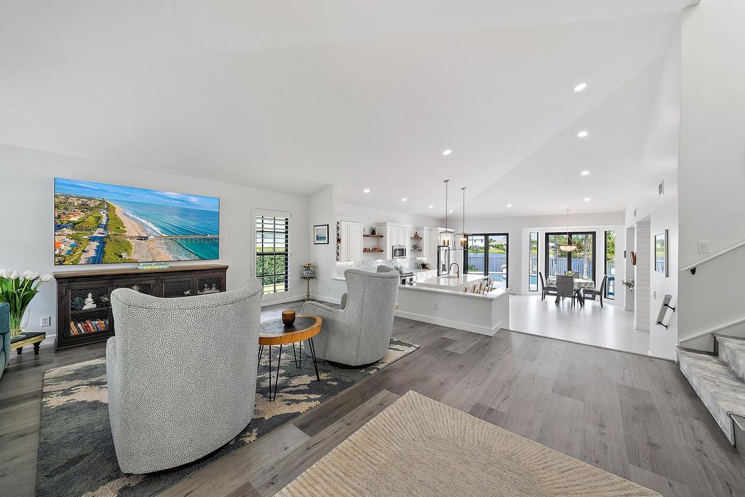 合同活跃: $15,000 (3 贝兹, 3 浴室, 2837 平方英尺)