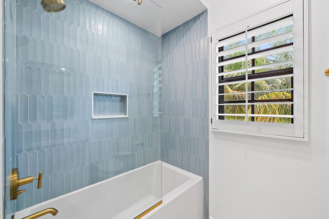 合同活跃: $15,000 (3 贝兹, 3 浴室, 2837 平方英尺)