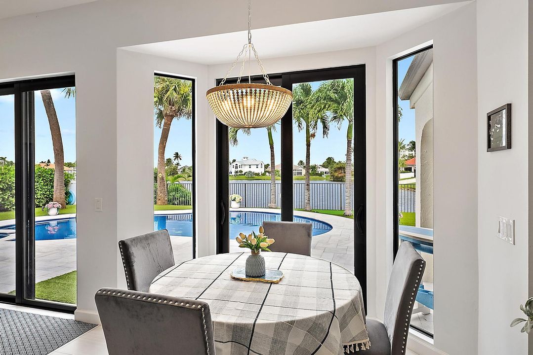 合同活跃: $15,000 (3 贝兹, 3 浴室, 2837 平方英尺)