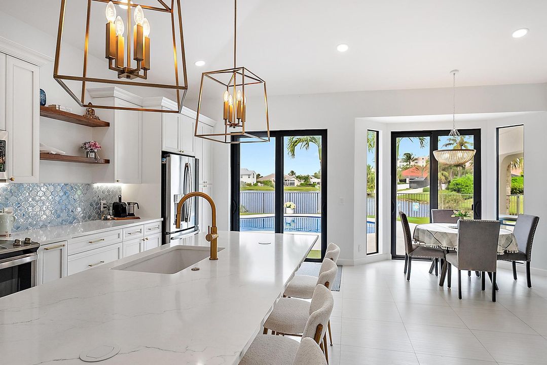 合同活跃: $15,000 (3 贝兹, 3 浴室, 2837 平方英尺)