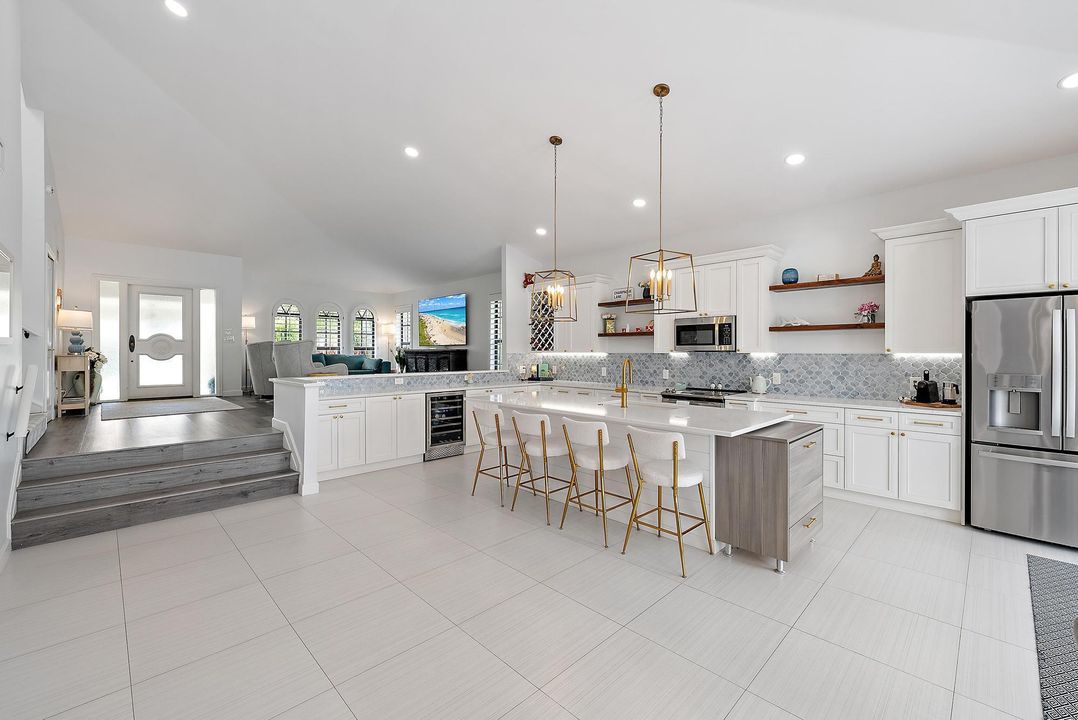 合同活跃: $15,000 (3 贝兹, 3 浴室, 2837 平方英尺)