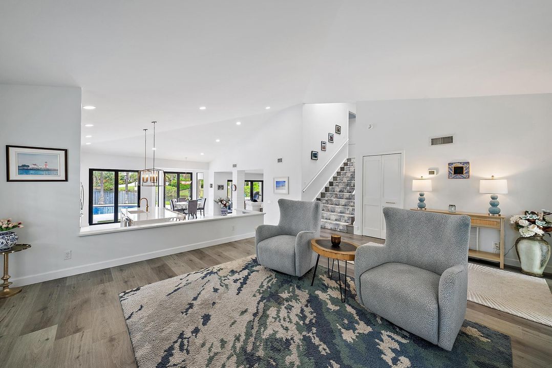 合同活跃: $15,000 (3 贝兹, 3 浴室, 2837 平方英尺)