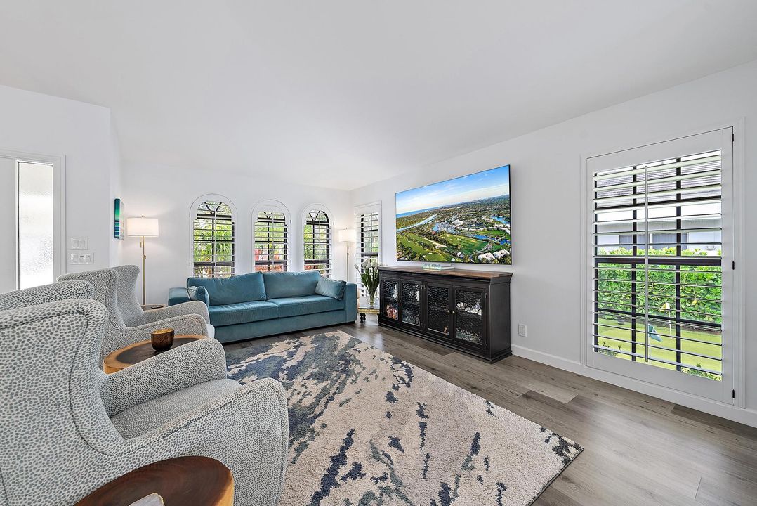 合同活跃: $15,000 (3 贝兹, 3 浴室, 2837 平方英尺)