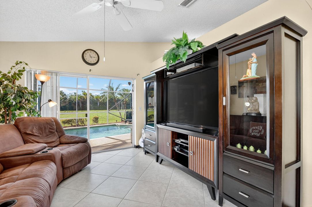 En Venta: $720,000 (4 camas, 2 baños, 2177 Pies cuadrados)