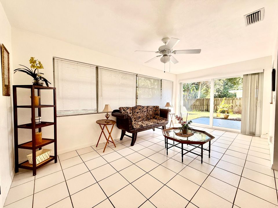 For Sale: $299,000 (3 beds, 2 baths, 1268 Square Feet)