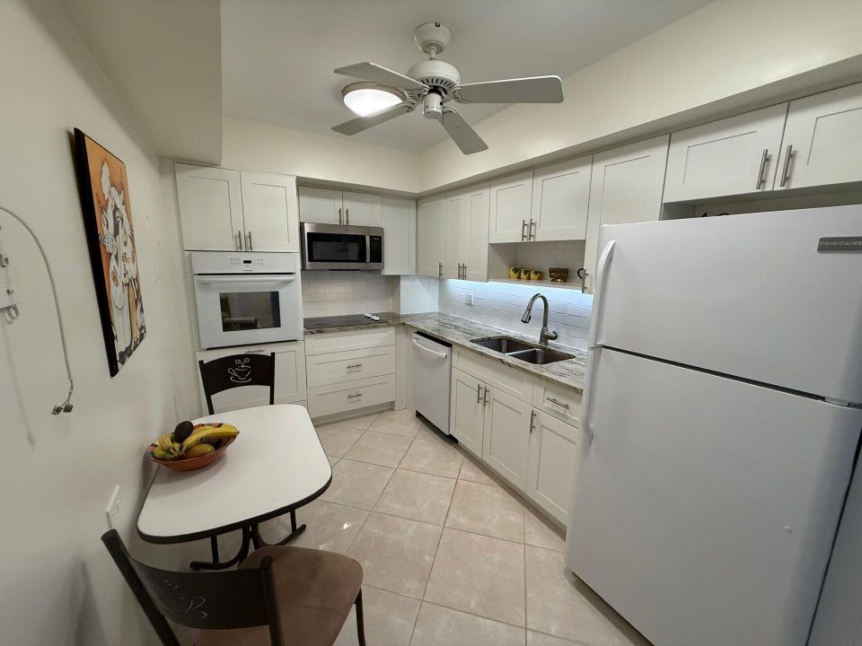 Active With Contract: $299,900 (1 beds, 1 baths, 1008 Square Feet)