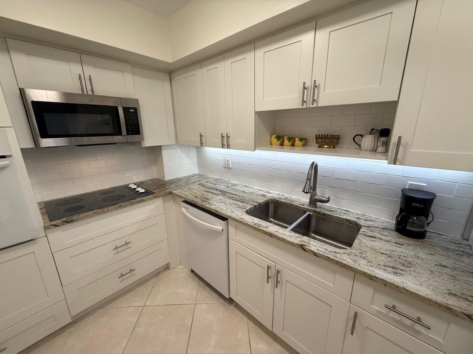 Active With Contract: $299,900 (1 beds, 1 baths, 1008 Square Feet)