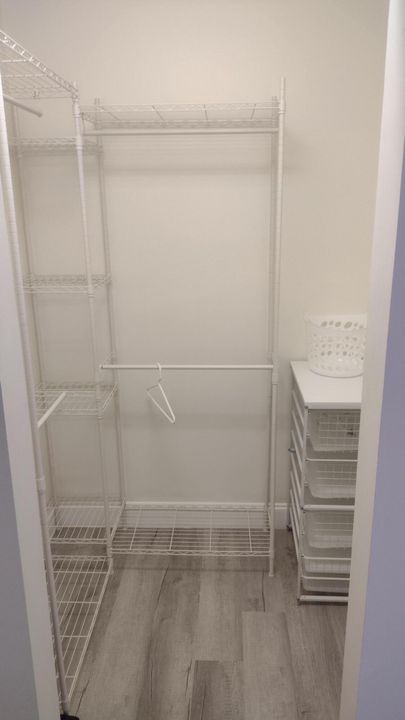 合同活跃: $1,800 (1 贝兹, 1 浴室, 576 平方英尺)