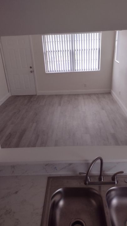 合同活跃: $1,800 (1 贝兹, 1 浴室, 576 平方英尺)