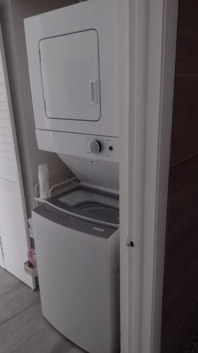 合同活跃: $1,800 (1 贝兹, 1 浴室, 576 平方英尺)