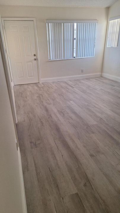 合同活跃: $1,800 (1 贝兹, 1 浴室, 576 平方英尺)