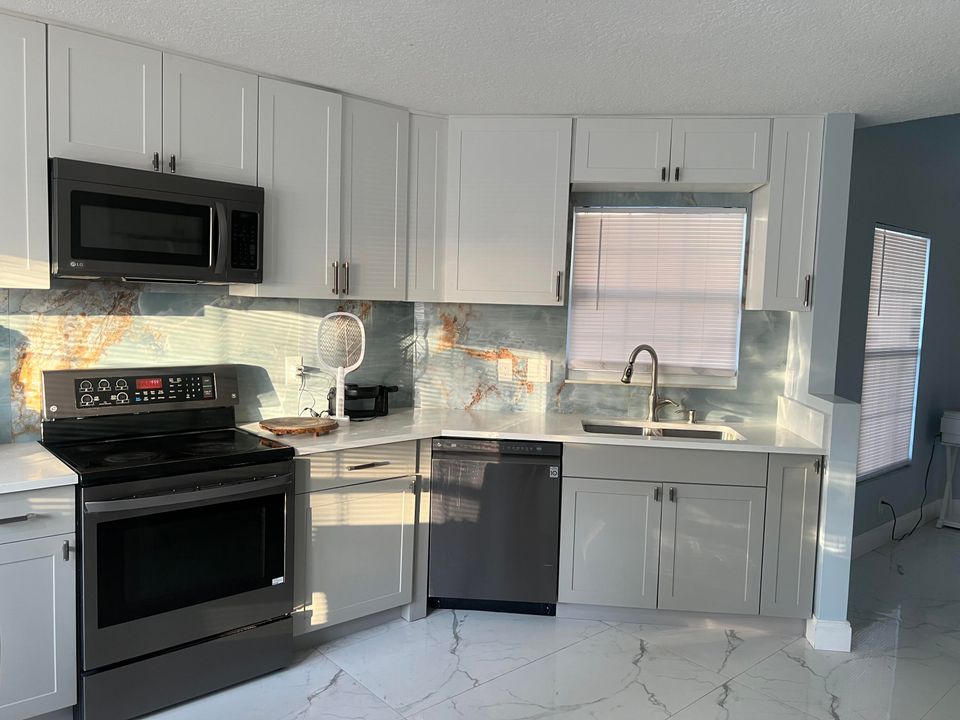 For Sale: $449,999 (3 beds, 2 baths, 1185 Square Feet)