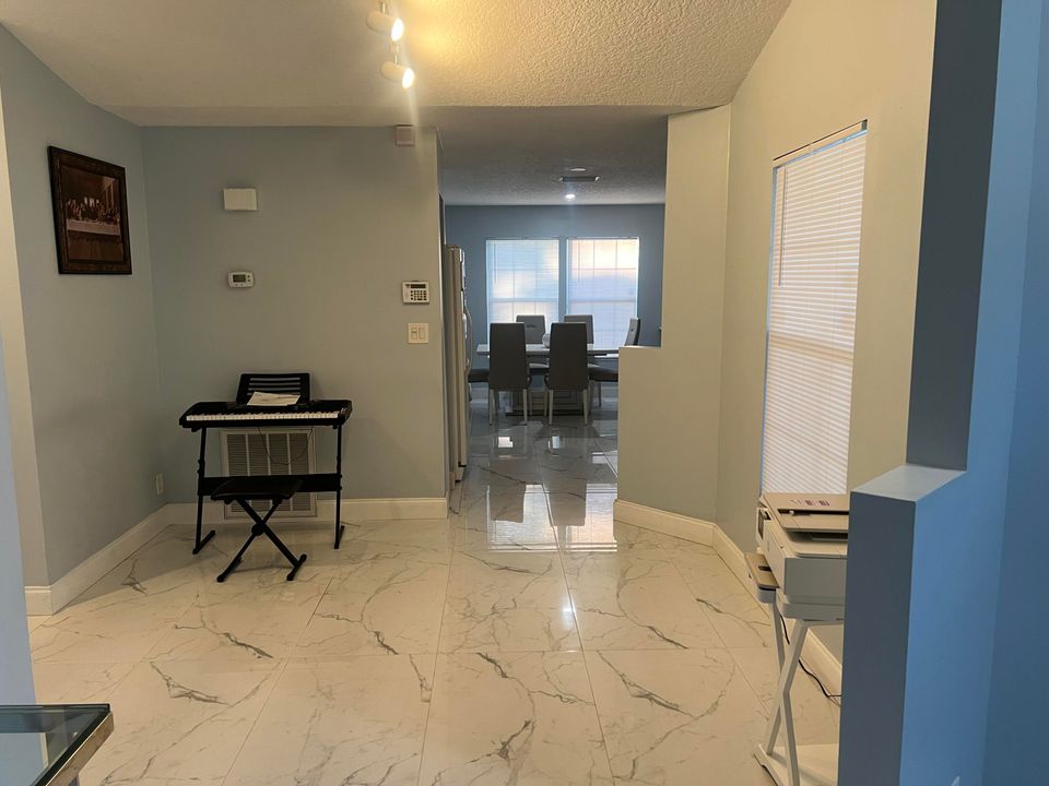 For Sale: $449,999 (3 beds, 2 baths, 1185 Square Feet)