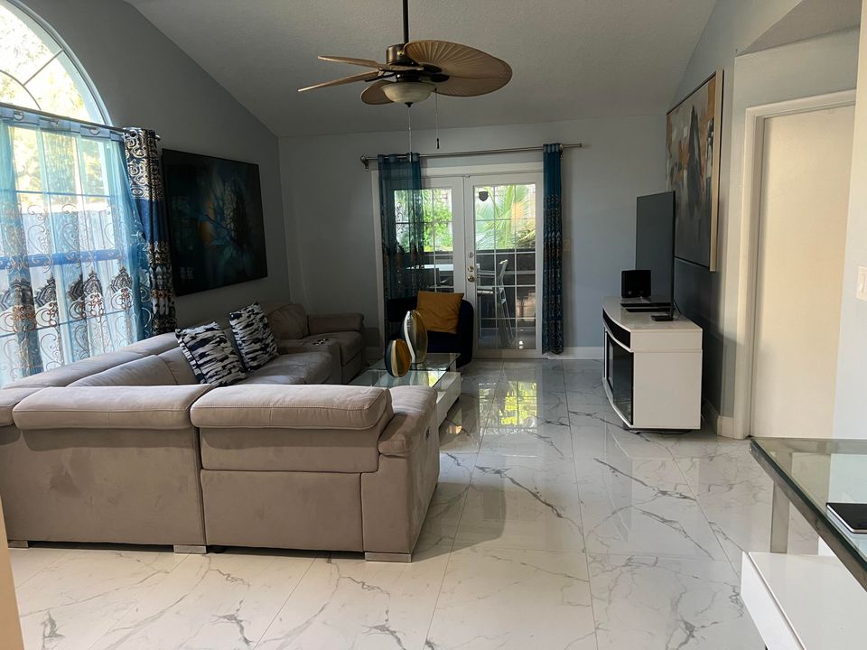 For Sale: $449,999 (3 beds, 2 baths, 1185 Square Feet)